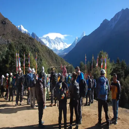 everest-three-passes-trek-itinerary-group-of-people