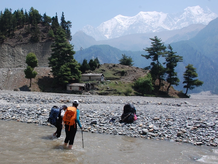 nar-phu-valley-with-annapurna-crosing-river