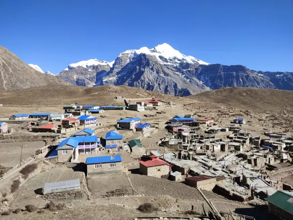 nar-village-with-kanguru-mountain-nar-phu-valley-trek-600x450.jpg